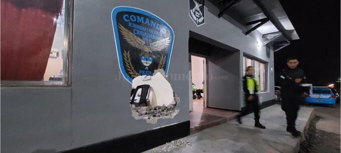 Conducían ebrios y chocaron contra una sede policial en Perico