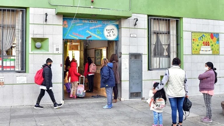 Las escuelas primarias tendran una hora mas de clase por día