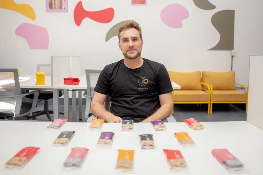 Vendía barritas de cereal en la plaza y ahora factura más de 0 millones