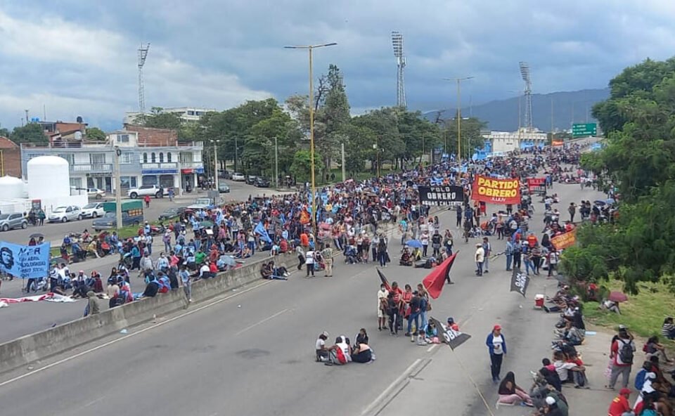 Por quemar gomas y cortar calles, multarían por más de  millón a manifestantes