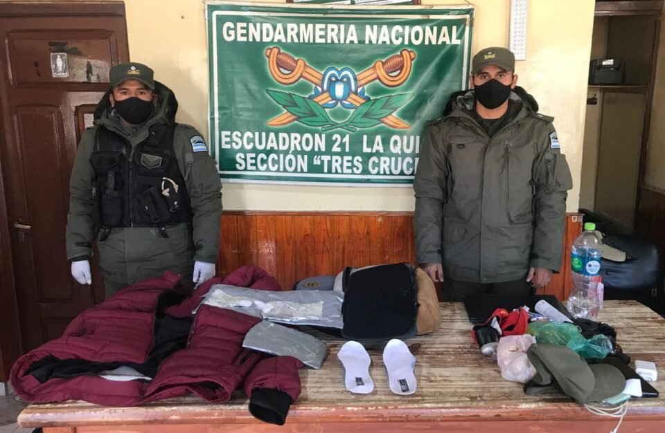 Detuvieron a dos sujetos que contrabandeaban cocaina en sus zapatillas