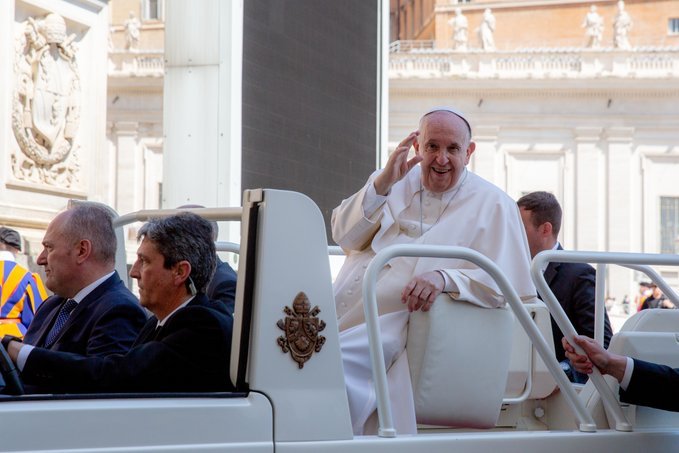 Francisco: “La Iglesia no rechaza a los homosexuales”