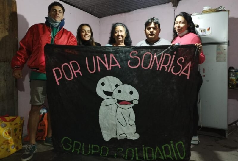 Jóvenes Solidarios reparten comida a indigentes