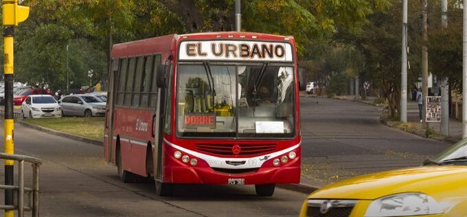 Hoy podría levantarse el paro de transporte