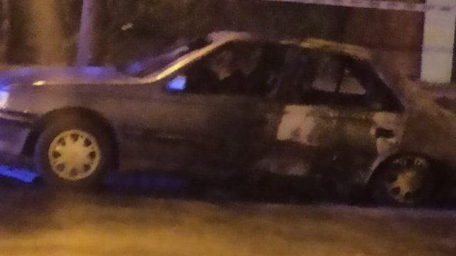 Un auto se incendió en Avenida Bolivia