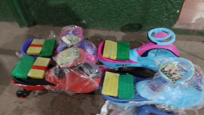 Hallan 8kg de cocaína en andadores de niños