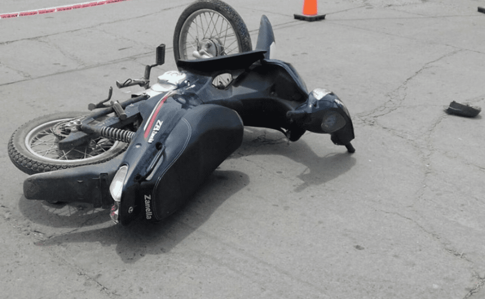 Un motociclista sufrió fractura de cráneo y está grave tras un choque