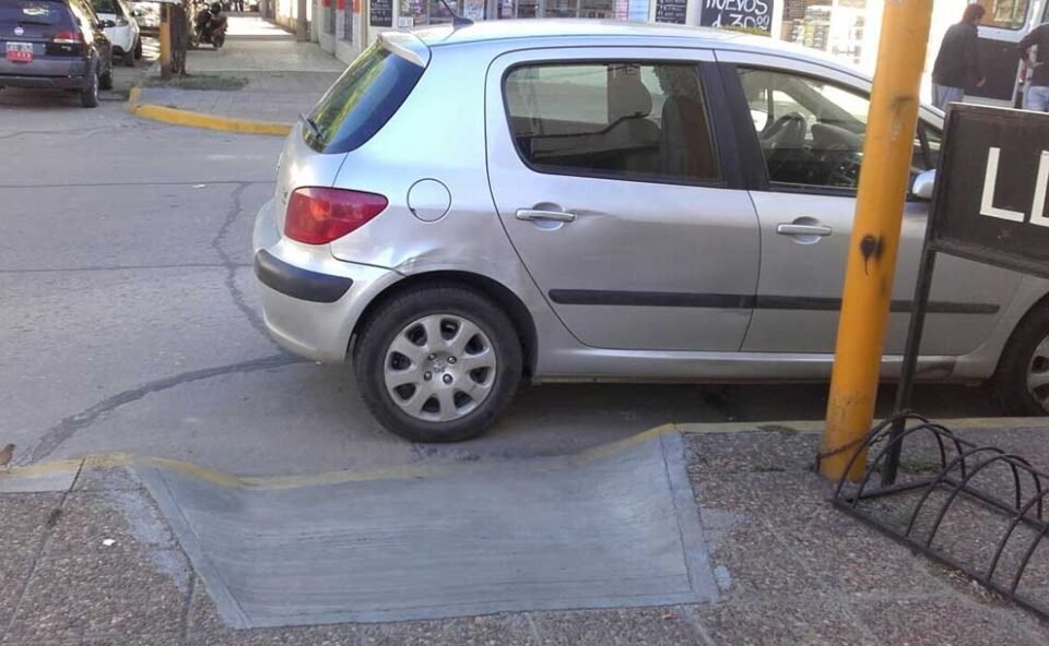 Elevan multas por estacionar en lugares prohibidos