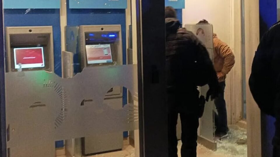 Detenido por romper un cajero y robar un celular