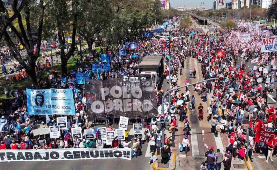 El Gobierno les saca 180.000 planes sociales a los piqueteros