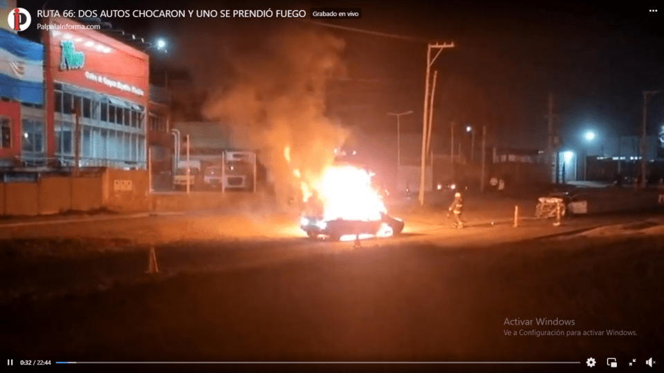 Un auto fue embestido por detrás y se prendió fuego en el ingreso a Palpalá
