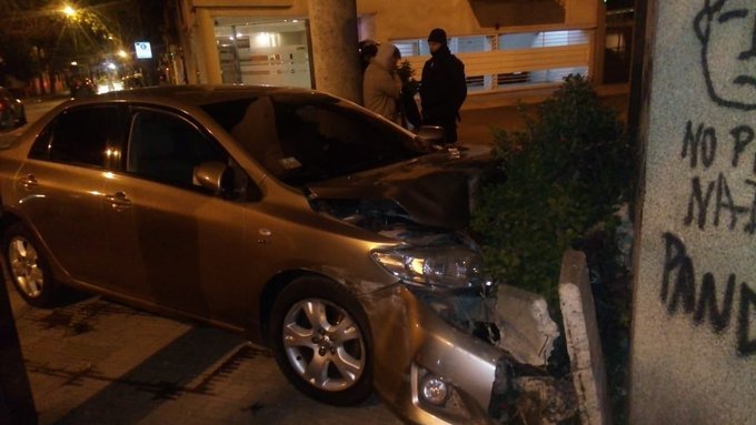 En Barrio San Pedrito perdió el control y chocó un poste de luz