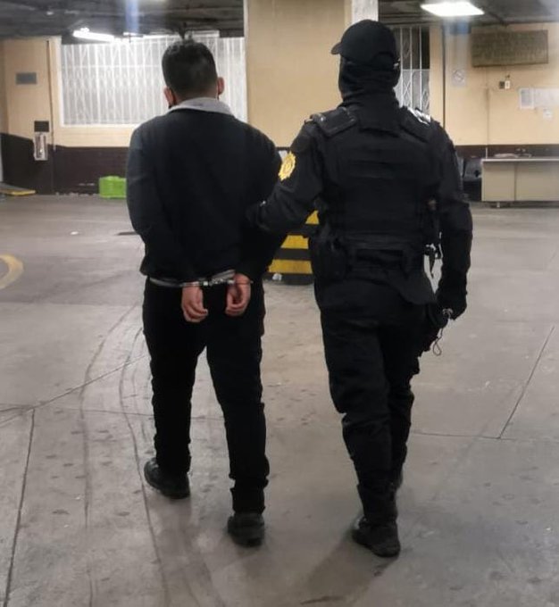 Agredió a su madre y le dio un machetazo a un compañero