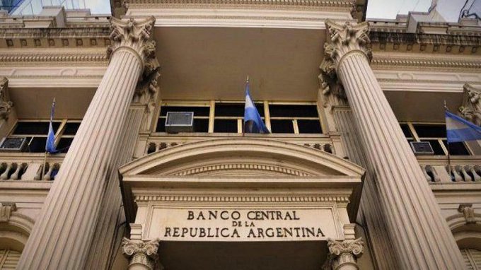 El Banco Central suma una restricción a los consumos en dólares