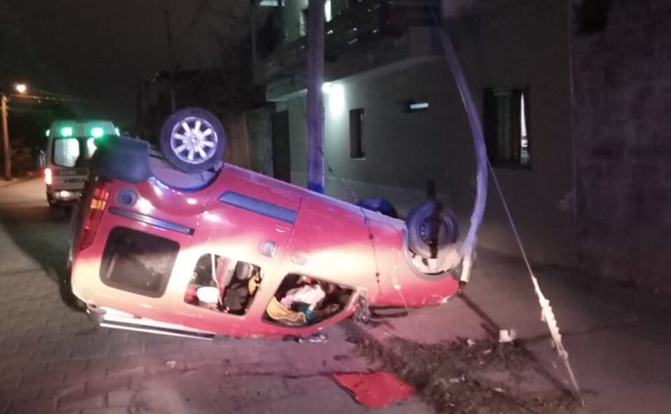 Manejaba a gran velocidad y volcó en Barrio Belgrano