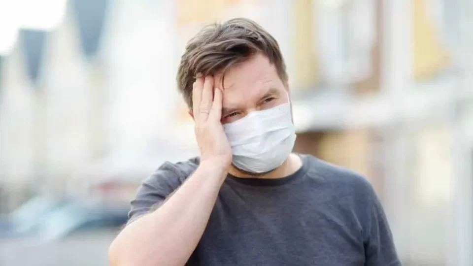El dolor de cabeza es el síntoma más común por Covid