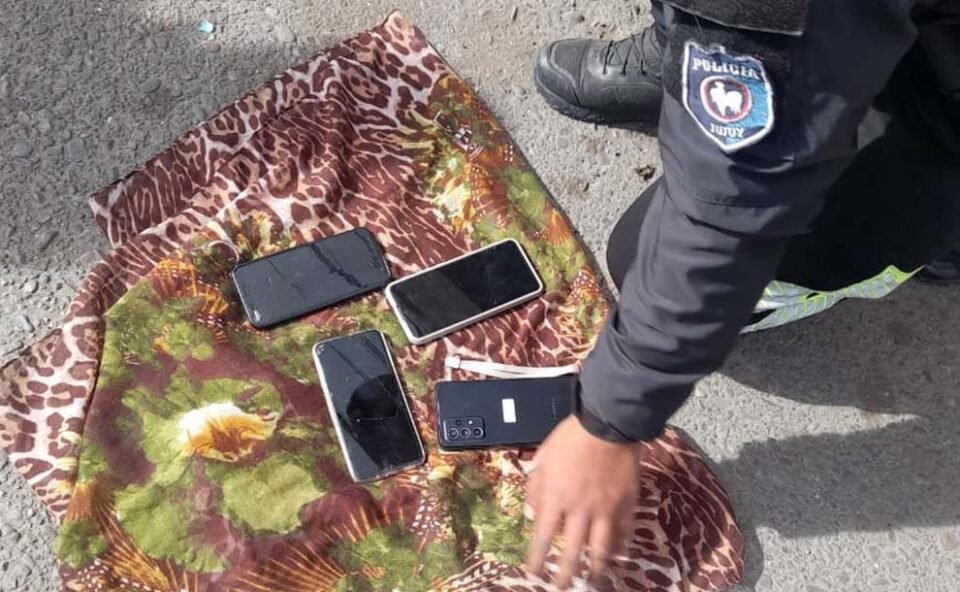 Detuvieron a 2 mecheras y secuestraron 6 celulares