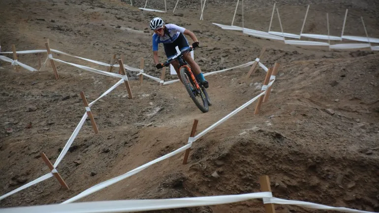 Perico recibe la Copa Infantil de Mountain Bike