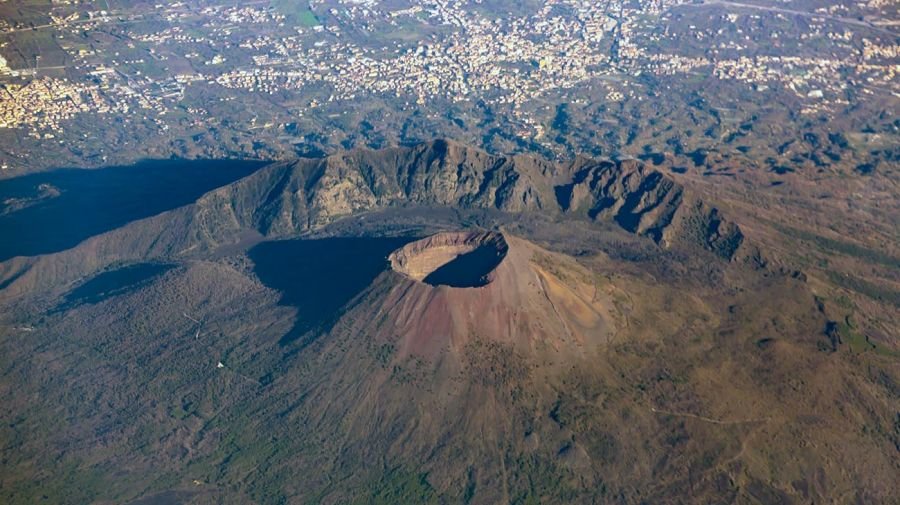 Quiso sacarse una selfie y cayó en el cráter del volcán Vesubio