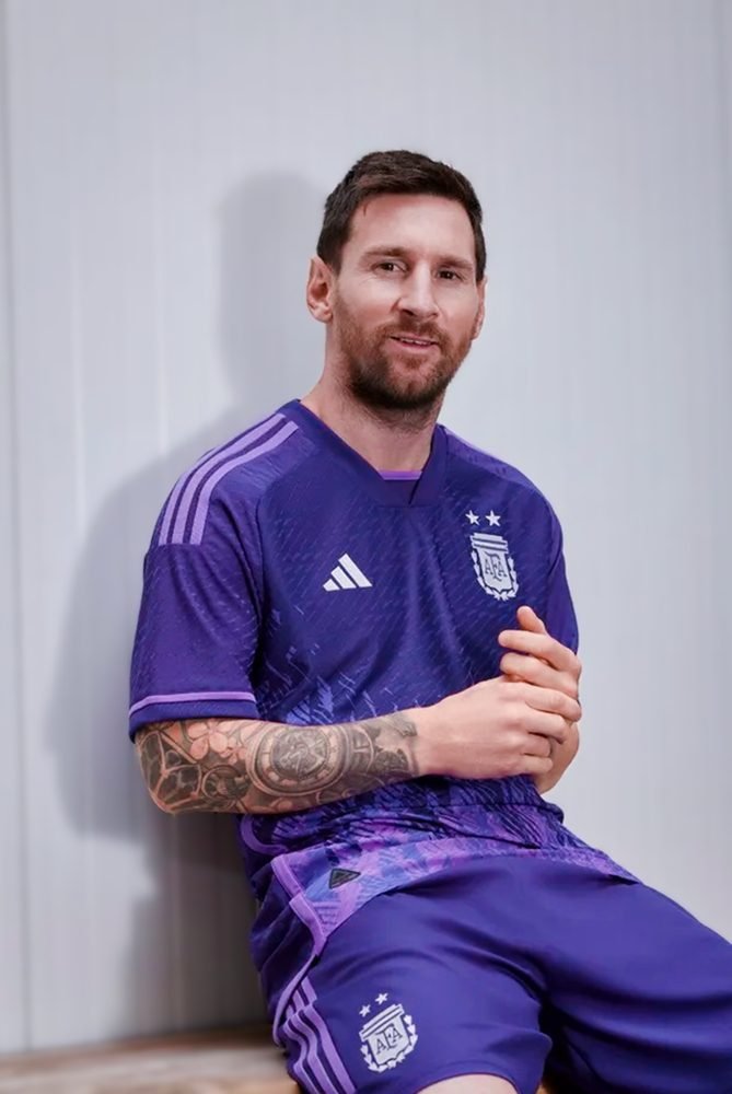 Críticas, por la nueva camiseta de fútbol de Argentina.