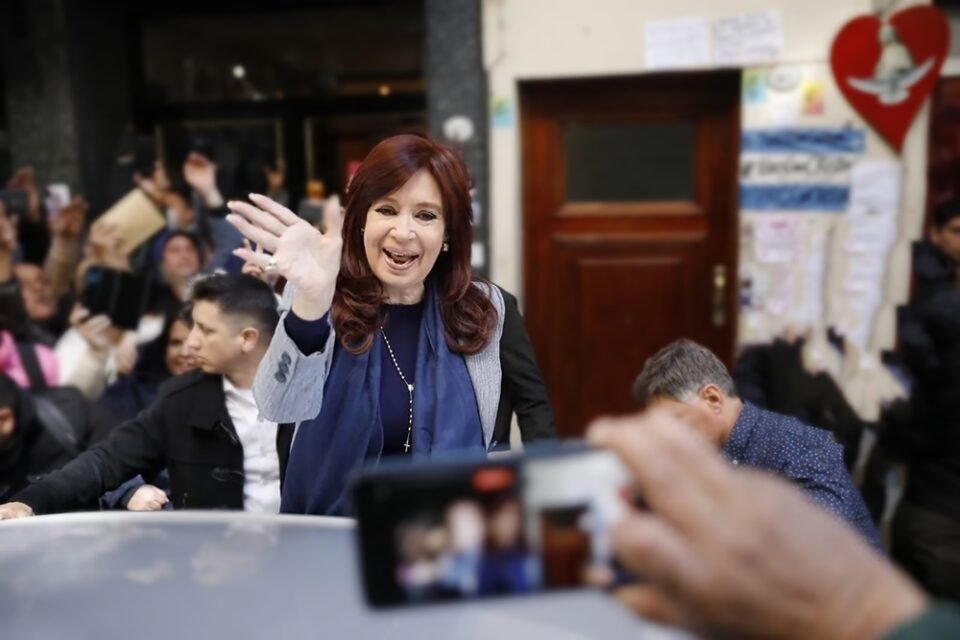 Fin del operativo en la casa de Cristina Kirchner.