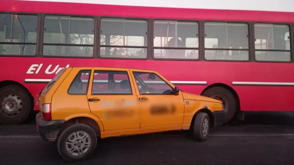 Un taxista embistió a un colectivo.