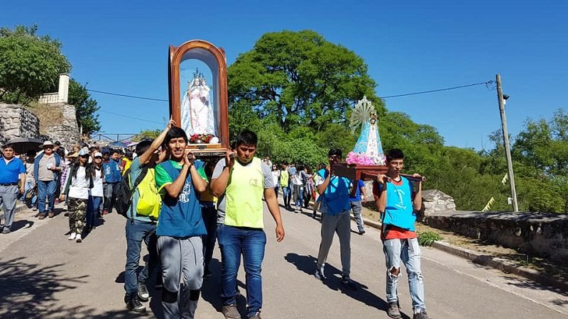 Precaución en las rutas, jóvenes peregrinos se dirigen a Río Blanco