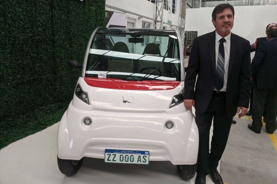 Construyó uno de los primeros autos eléctricos nacionales pero, agobiado, analiza irse del país