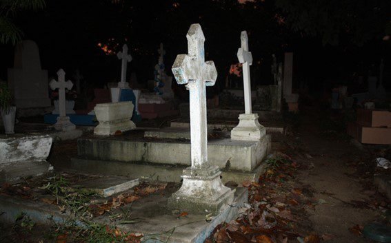 Entró al cementerio y nunca salió.