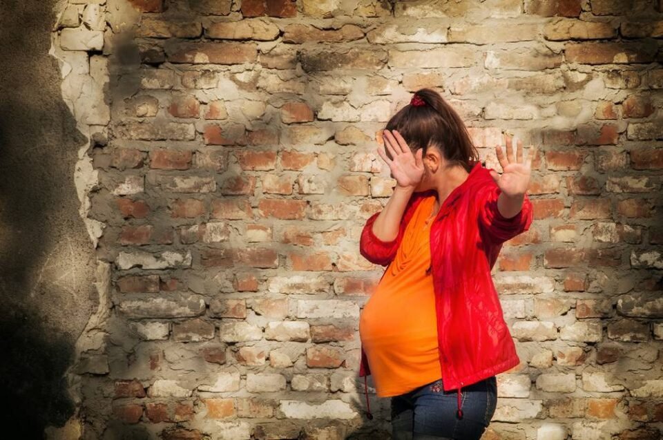 Hombre atacó violentamente a su pareja embarazada.