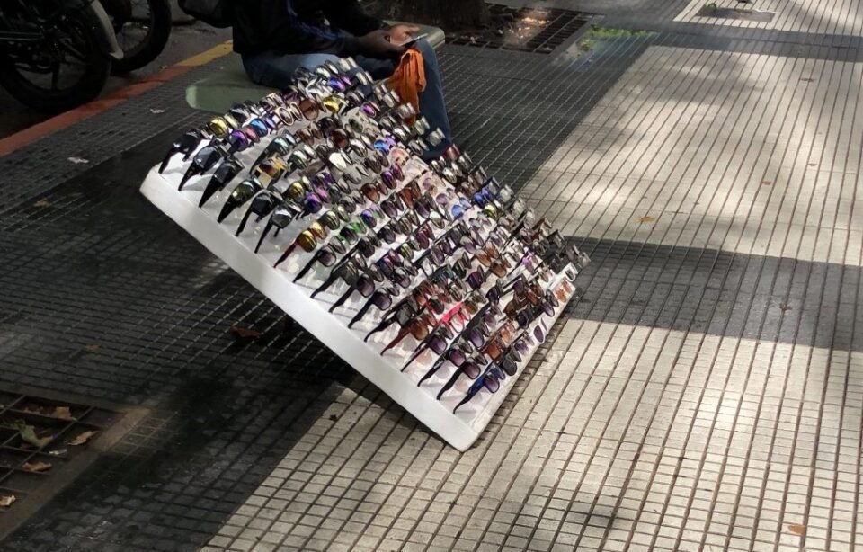 Precauciones por comprar anteojos en la calle.