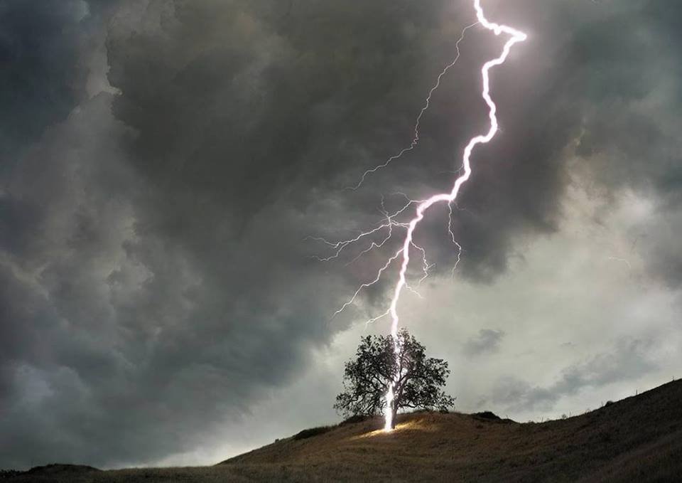 Niña, víctima de un rayo, está hospitalizada.