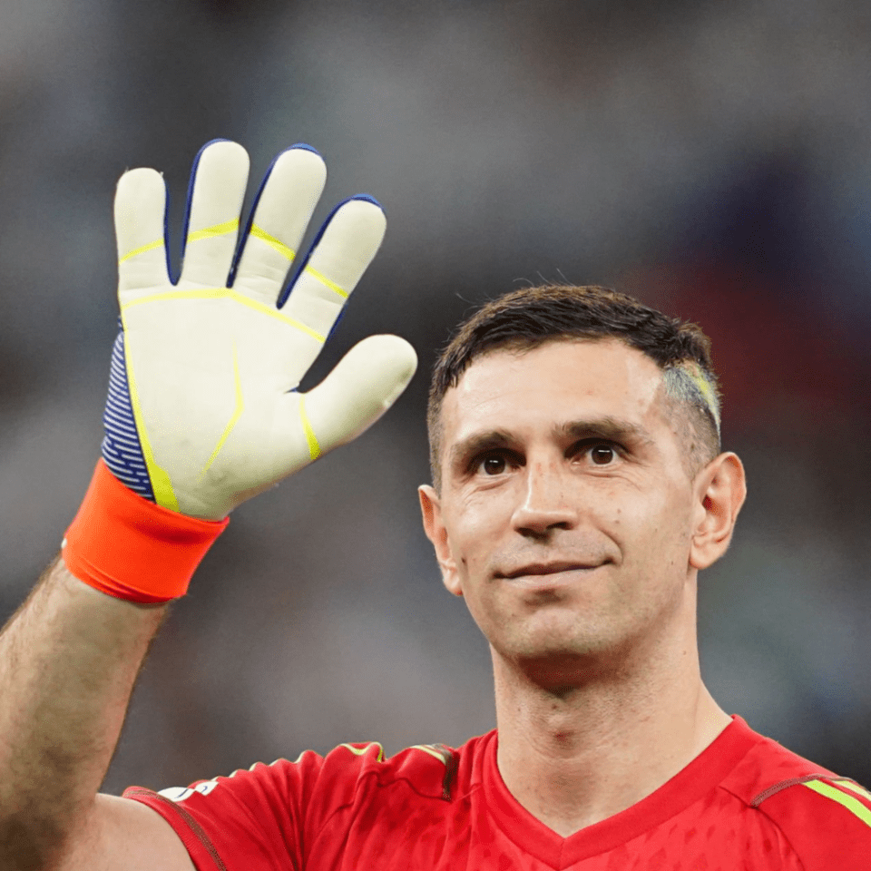 Los guantes del “Dibu” serán subastados.