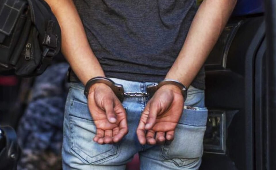 Pretendía vender un celular y quedó detenido.