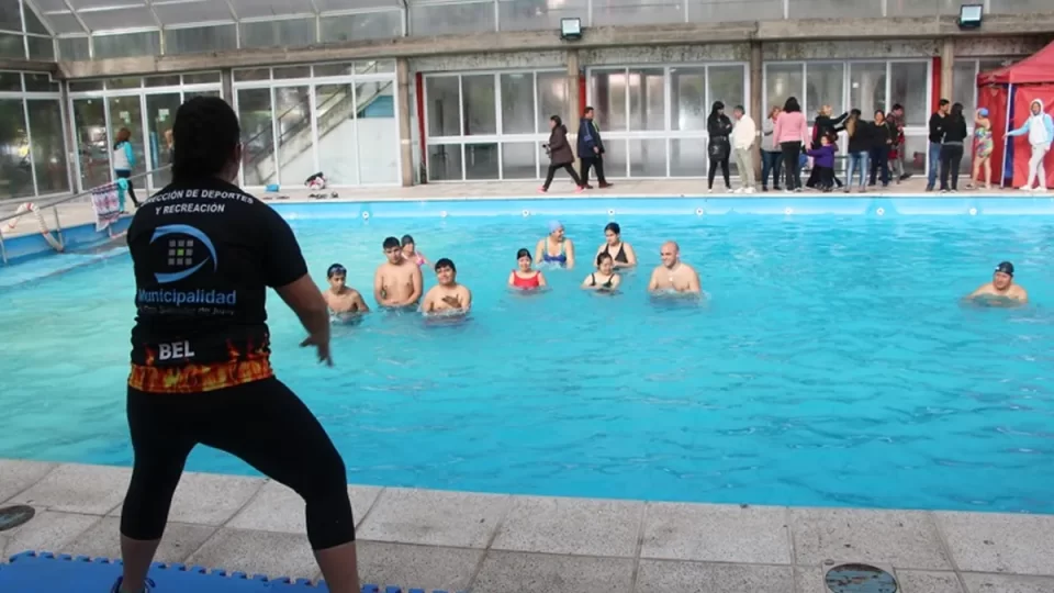 Vacantes disponibles para las clases de natación en la Pileta del Parque San Martín.