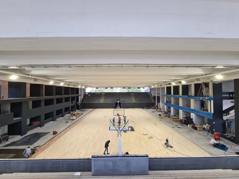 Continúan las renovaciones en el Estadio de Básquet.