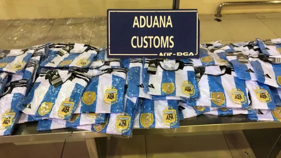 La Aduana incautó más de 300 Camisetas de Fútbol en Ezeiza.