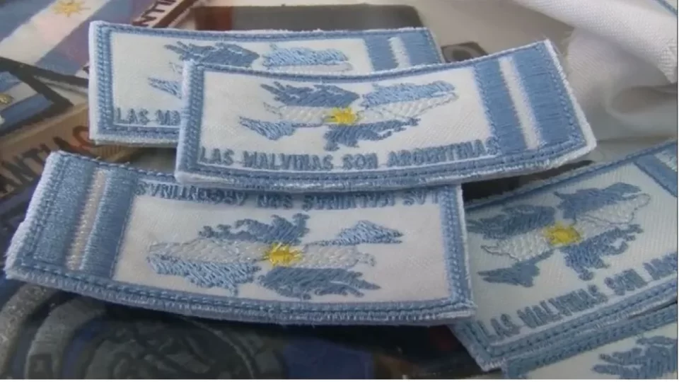 Venden uniformes con los distintivos de las Islas Malvinas.