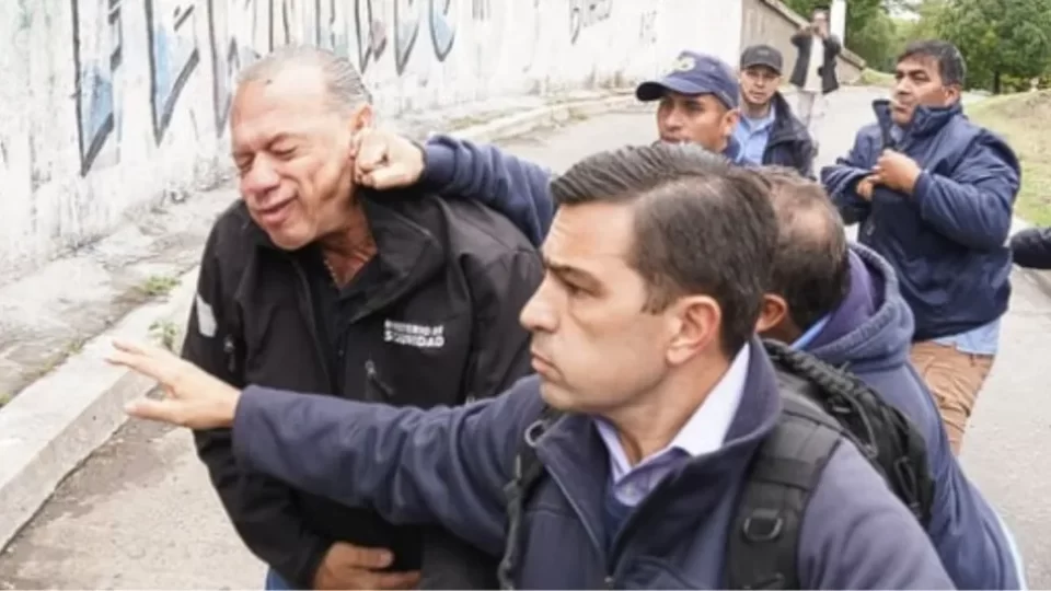 Colegas del colectivero asesinado golpearon al Ministro de Seguridad.