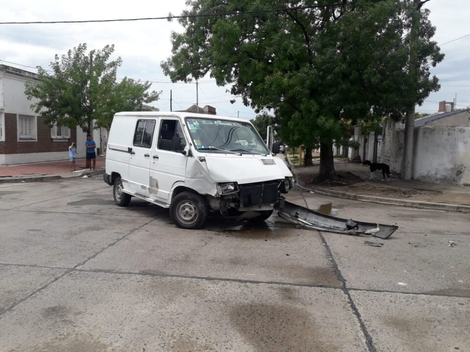 Chocó contra un cordón tras perder el control del vehículo en la Capital Jujeña.