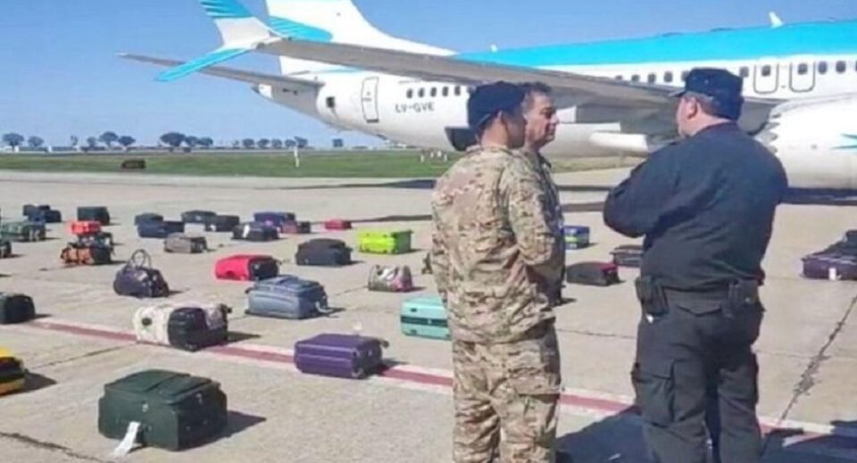 Una azafata amenazó con detonar una bomba y fue detenida