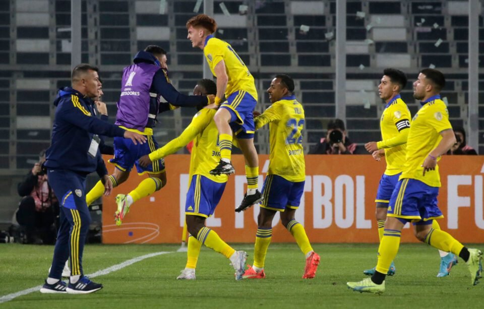 Boca venció por 2 a 0 a Colo Colo