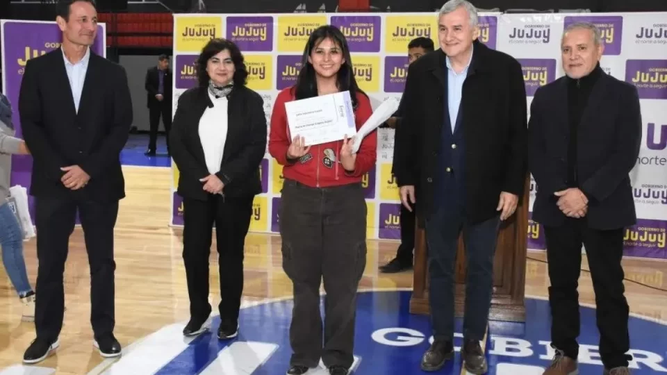 El Gobernador Morales entregó Becas en Jujuy