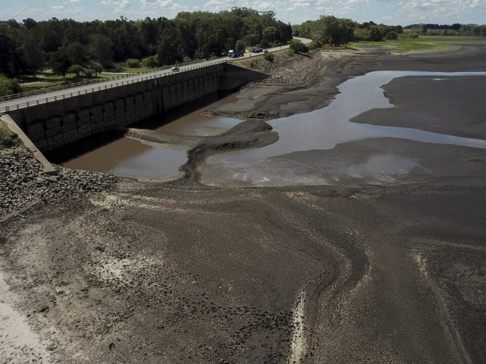 Montevideo: Agua potable salada y Escasez de bidones