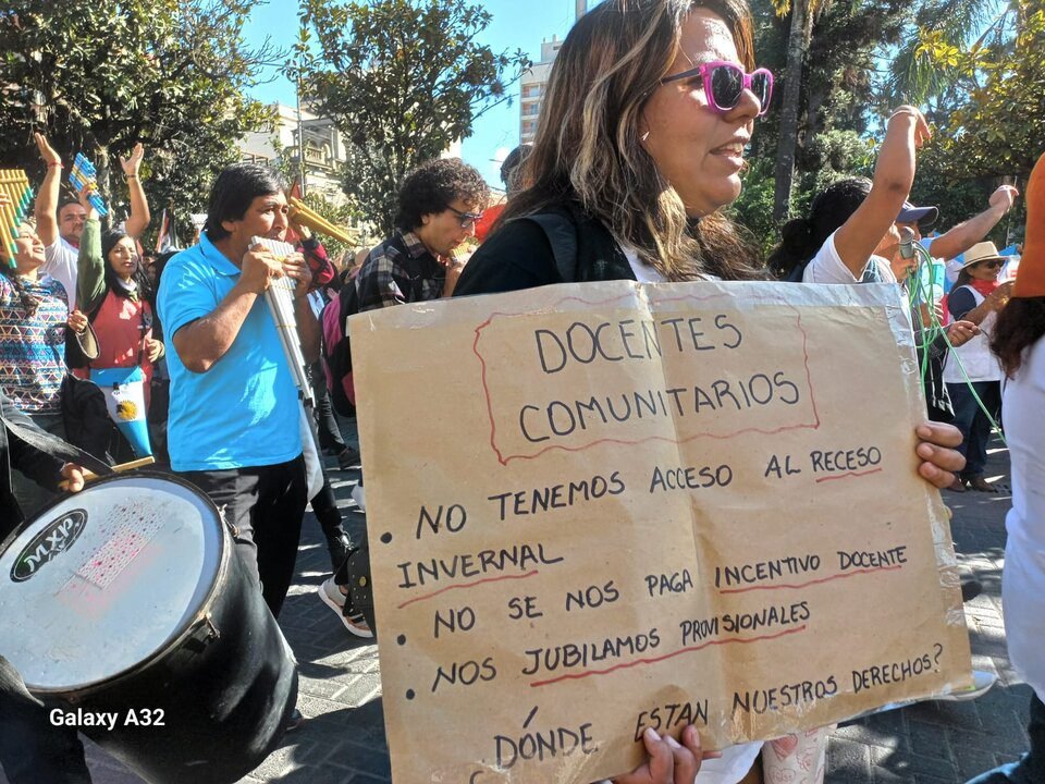 Marchas: Una docente fue sancionada por protestar