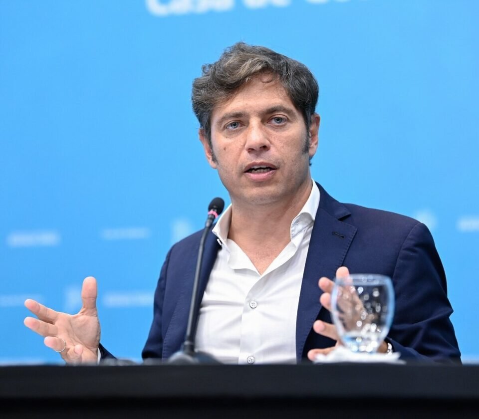 Kicillof anunció aumento de sueldo, suma fija y bono