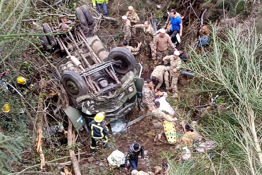 Camión del Ejército Argentino volcó en un precipicio Camión del Ejército Argentino volcó en un precipicio