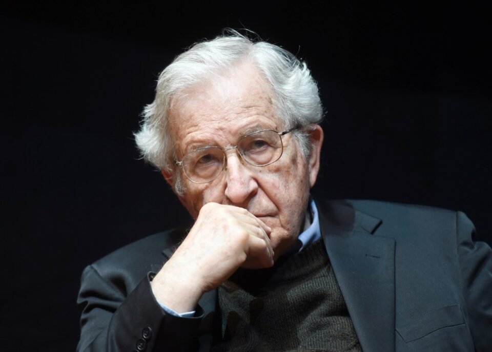 Un día como hoy nació Noam Chomsky