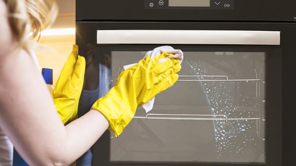 Descubrí este truco para eliminar la grasa del horno eléctrico 