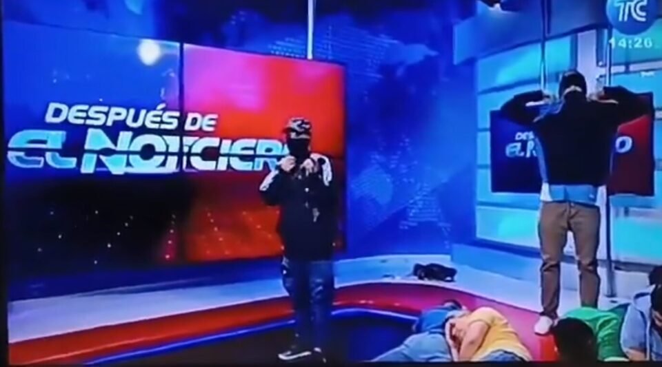 Ecuador: Encapuchados y armados, tomaron un canal de TV 